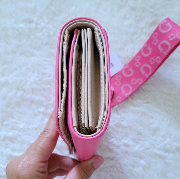 Guess❓️ "Finnian" Wristlet - NWT - Picture 9 of 16